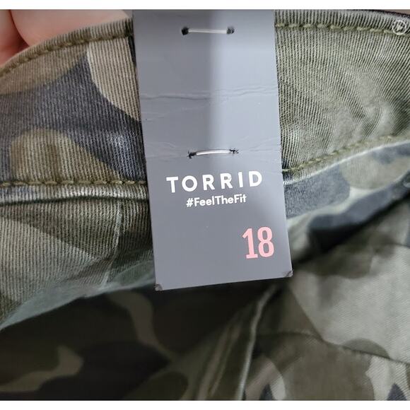 TORRID SKY HIGH SKINNY SIZE 18 CAMO TWILL PANT WITH SLIMMING COMPRESSION POCKETS - Picture 3 of 8